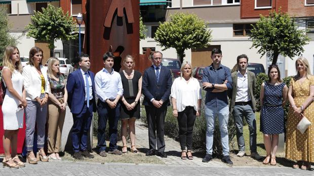 El presidente del PP vasco Alfonso Alonso, junto a miembros del partido, durante el minuto de silencio en el homenaje a Ángel Blanco