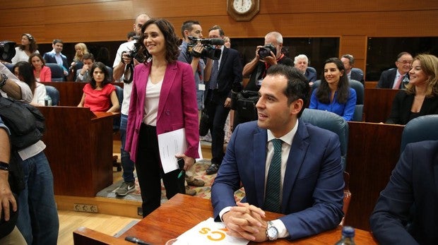 Díaz Ayuso, Aguado y Monasterio, antes de que comenzase el pleno sin candidato en la Asamblea