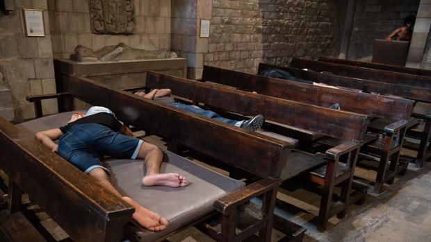 Jóvenes marroquíes, antes menas, en la iglesia Santa Ana de Barcelona