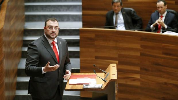 Adrián Barbón, nuevo presidente de Asturias, durante la sesión de investidura del pasado viernes