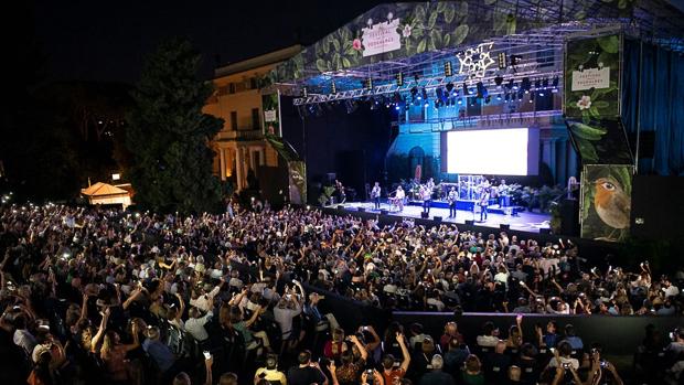 Panorámica de la grada del festival durante la actuación de los Beach Boys
