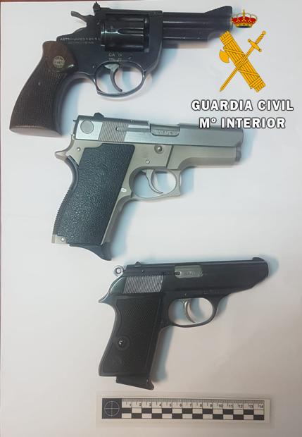 Tres de las armas localizadas en Tafalla tras la riada