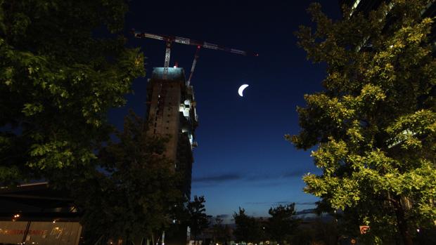 La réplica de la Luna, colgada en la quinta torre