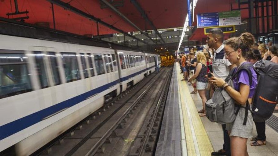 La ola de calor baja al metro: «Llegamos a todas partes sudando»