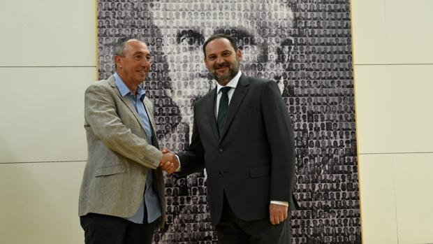 El ministro de Fomento en funciones, José Luis Ábalos, y el portavoz de Compromís en el Congreso, Joan Baldoví