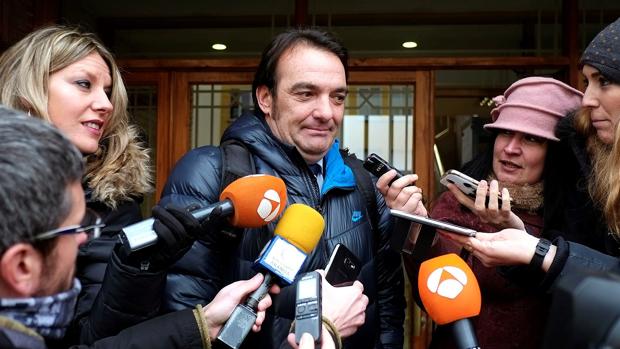 El abogado de la menor supuestamente agredida sexualmente por tres jugadores de la Arandina Club de Fútbol, Fernando García Puertas, hace declaraciones a las puertas del Juzgado de Instrucción número 1 de Aranda de Duero, en una imagen de archivo