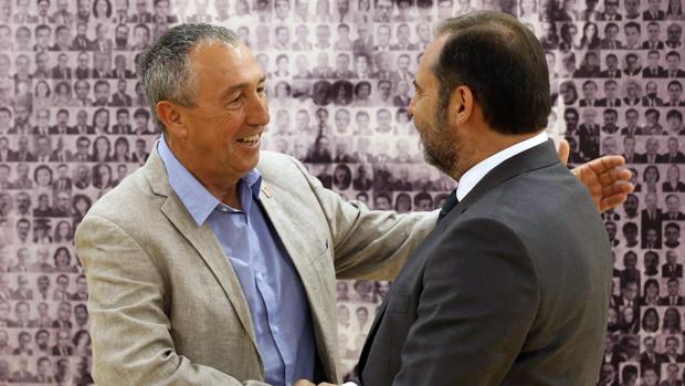 El secretario de Organización del PSOE y ministro de Fomento en funciones, José Luis Ábalos (d), saluda al diputado de Compromís, Joan Baldoví, momentos antes de la reunión