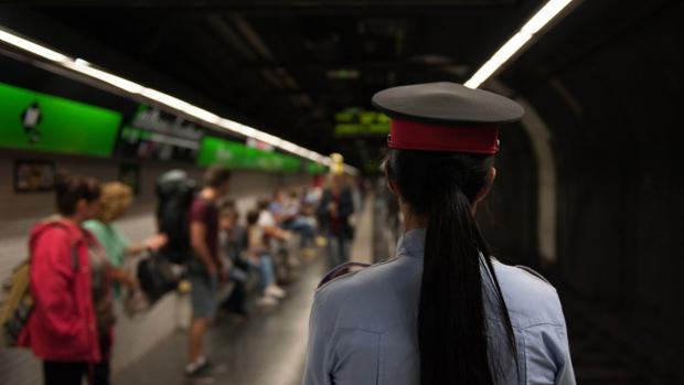 Un mosso, en una imagen de archivo patrullando en el Metro