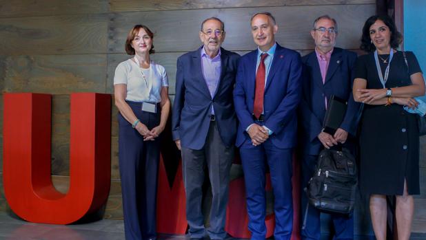 De izquierda a derecha, Carmen Vaquero, Javier Solana, Antonio Largo Cabrerizo, Jesús Quijano y Carmen Herrero, en la inauguración de estos encuentros en el Palacio de Santa Cruz (Valladolid)