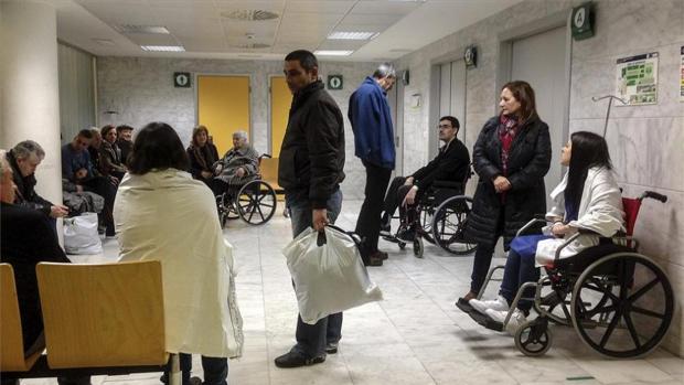 Imagen de una sala de espera llena en un hospital