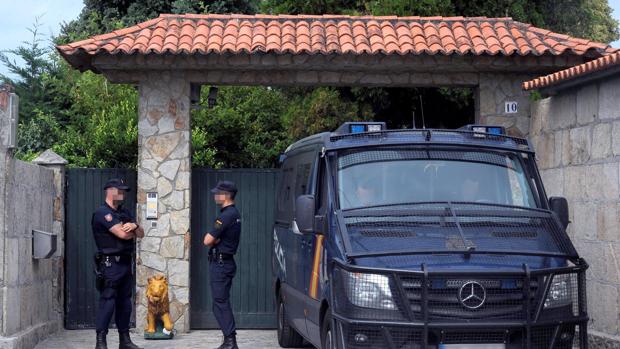 Dos agentes delante de la mansión de los Charlines en Vilanova de Arousa