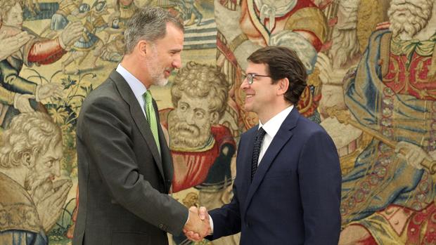 El Rey Felipe VI saluda a Mañueco en el Palacio de la Zarzuela