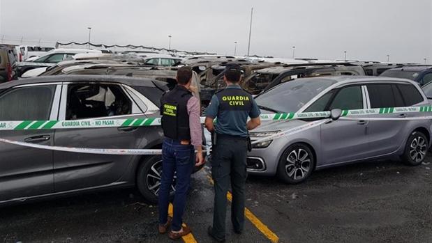 Agentes de la Guardia Civil analizan las causas del fuego en el depósito