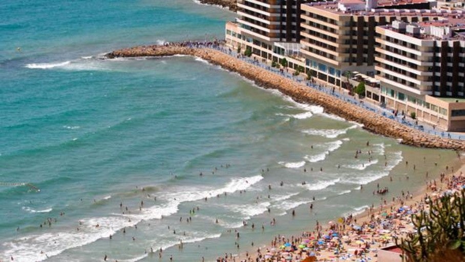 Buscan a una persona que ha caído de madrugada en la escollera del Postiguet de Alicante