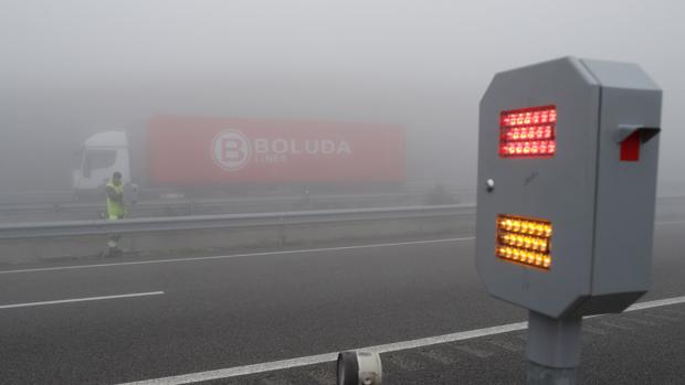 Balizas de seguridad que avisan al conductor de que tiene un vehículo delante, en Mondoñedo