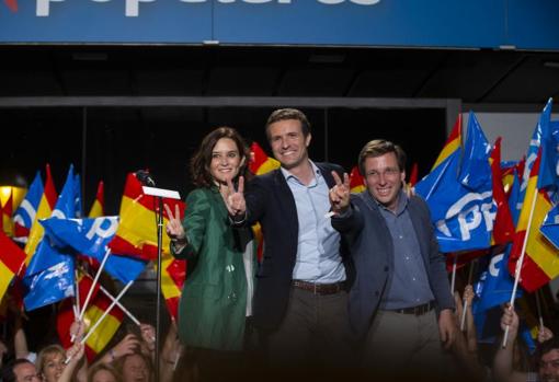 Casado junto a Casado y Almeida