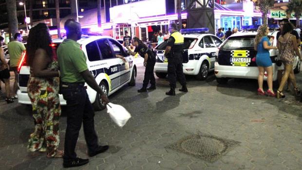 Vigilancia policial en una zona de ocio de Benidorm