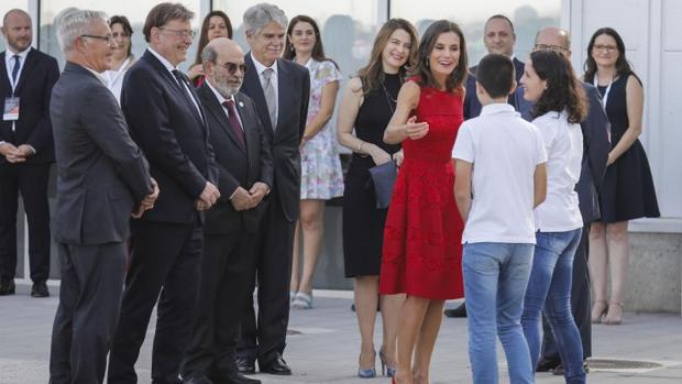 La Reina Letizia saluda a los voluntarios que han izado la bandera en el nuevo CEMAS en Valencia
