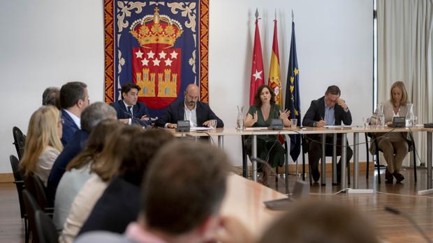 Isabel Díaz Ayuso, ayer, durante la reunión con su grupo parlamentario (PP) en la Asamblea de Madrid