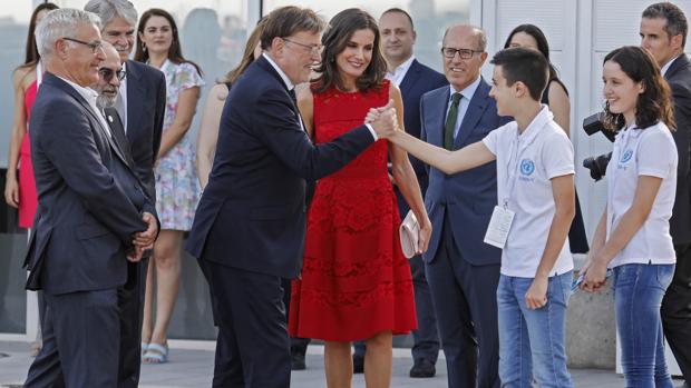 La Reina y Ximo Puig, a su llegada al acto de presentación del Cemas en Valencia este lunes