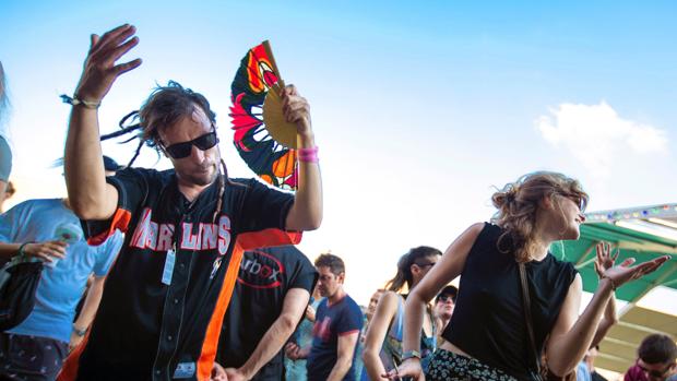 Dos personas bailan en la última edición del Sónar