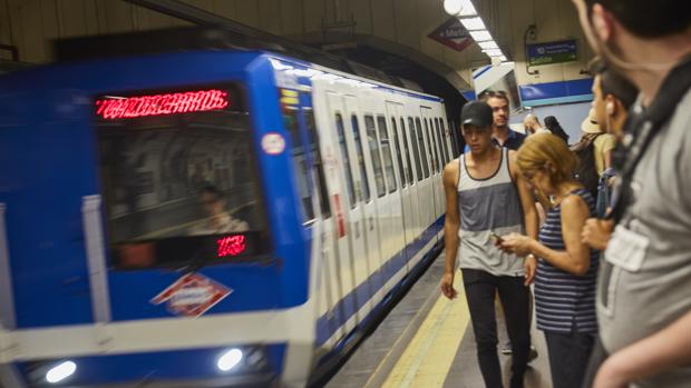 Viajeros esperan al metro en la Línea 1