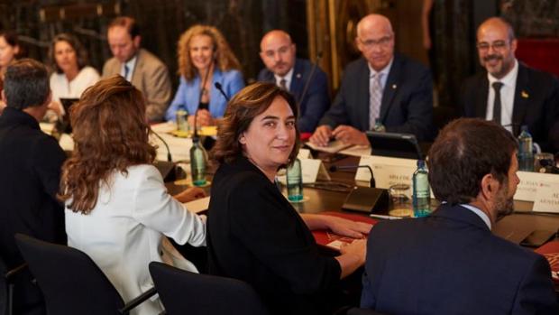 Colau, en primer plano, la semana pasada antes de una reunión de seguridad sobre Barcelona