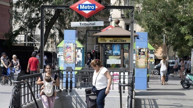 Salida de la estación de Metro de Tribunal