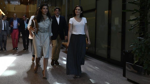 Rocío Monasterio e Isabel Díaz Ayuso, este viernes, tras la reunión en la Asamblea de Madrid