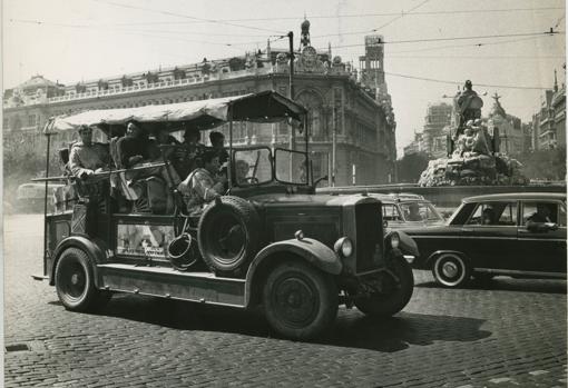 Jóvenes ingleses recorren España en un destartalado «Leyland», en 1963