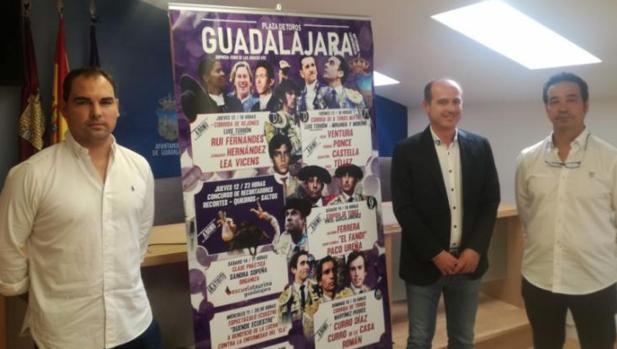 El alcalde, Alberto Rojo, con los gestores de la empresa Coso de las Cruces