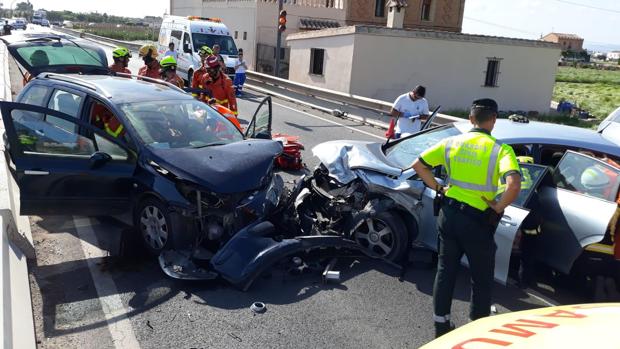 La Guardia Civil y los servicios de Emergencias junto a los dos coches tras la aparatosa colisión frontal