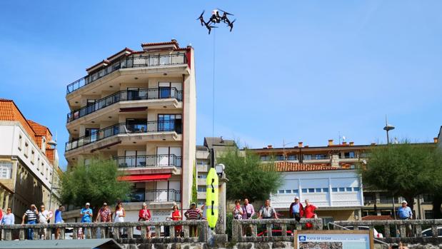 Un dron traslada un salvavidas en la playa de Silgar (Sanxenxo)