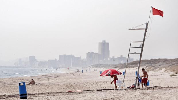 Imagen de archivo de una playa de Valencia con bandera roja
