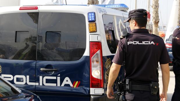 Imagen de archivo de un agente de la Policía Nacional en Alicante