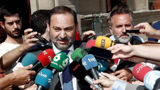 El ministro de Fomento, José Luis Ábalos a su llegada al acto de investidura de la socialista María Chivite