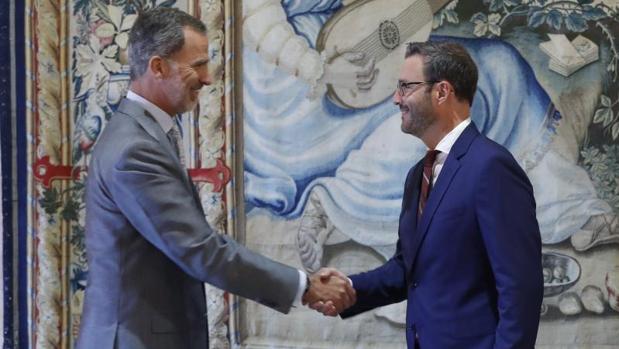 Don Felipe recibe el saludo del alcalde de Palma, José Hila
