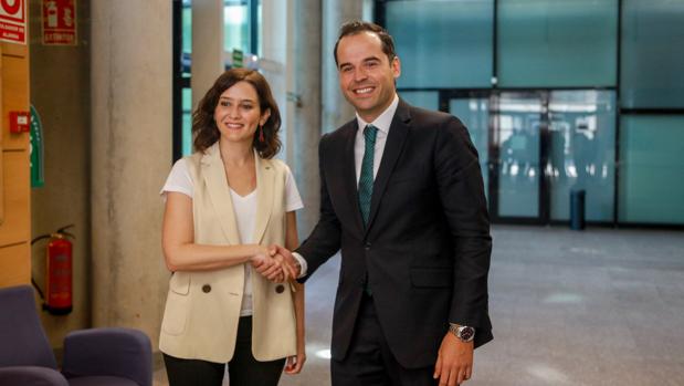 La candidata del PP a la Comunidad de Madrid, Isabel Díaz Ayuso (i) y el portavoz de Ciudadanos en la Asamblea de Madrid, Ignacio Aguado (d)