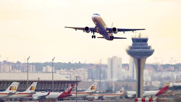 Un avión despega del aeropuerto de Barajas