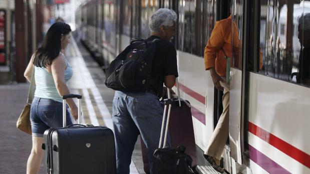 Pasajeros se suben a un tren de Media Distancia, los más afectados de la huelga en Castilla y León