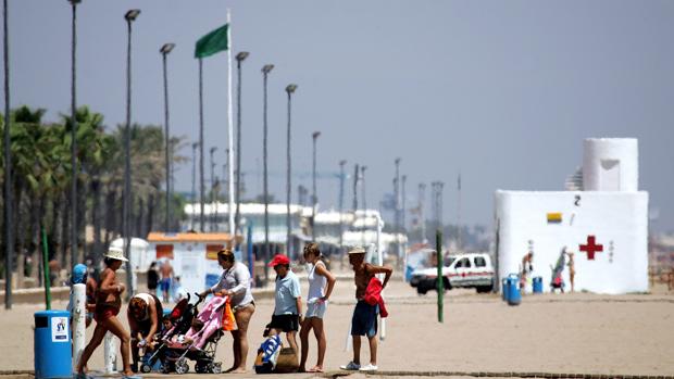 Imagen de archivo de la playa de La Malvarrosa con la bandera verde