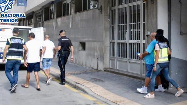 Agentes de la Policía Nacional custodian a los trileros detenidos en Benidorm