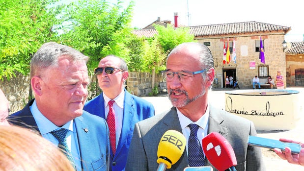 Luis Fuentes, ayer en su visita a la localidad burgalesa de Castrillo Mota de Judíos