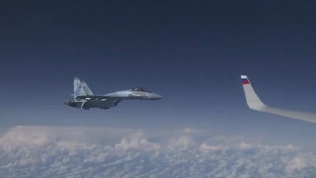F-18 español sobre el Báltico junto al Su-27 ruso