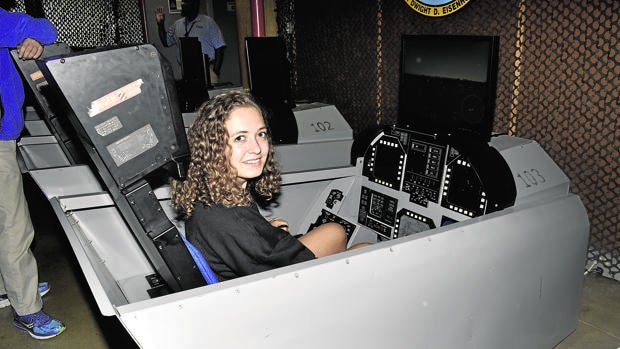 Laura Rojo probando el simulador de un F-18 Hornet en el Space Camp de la NASA en Alabama (EE. UU.)