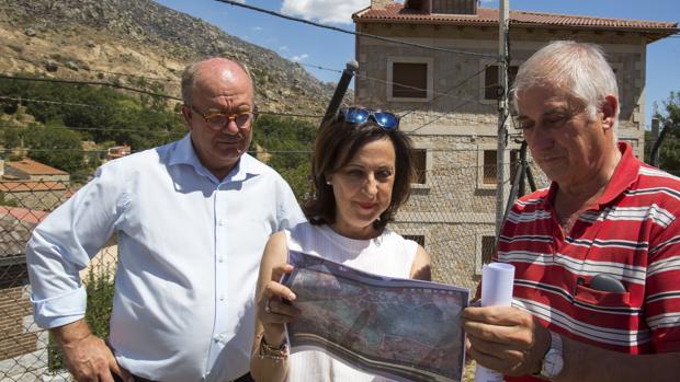 La ministra de Defensa en funciones, Margarita Robles, visita Navalacruz (Ávila) tras el incendio forestal, en cuya extinción ha participado la Unidad Militar de Emergencias (UME). (I a D) el secretario provincial del PSOE, Jesús Caro; Margarita Robles; el alcalde de Navalacruz, Benigno González