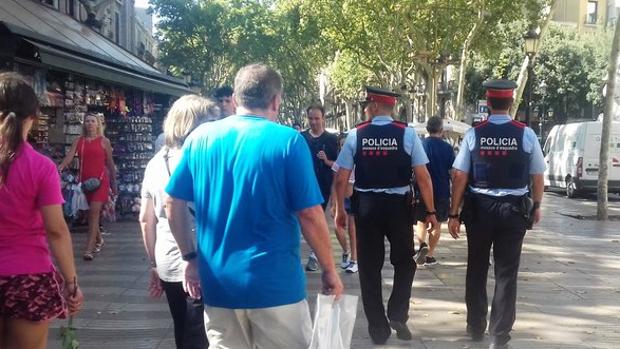 Mossos d'Esquadra por La Rambla de Barcelona