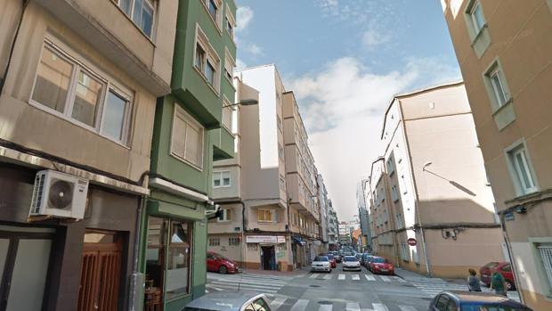 La mujer buscó refugio en un bar de la calle San Isidoro, en La Coruña