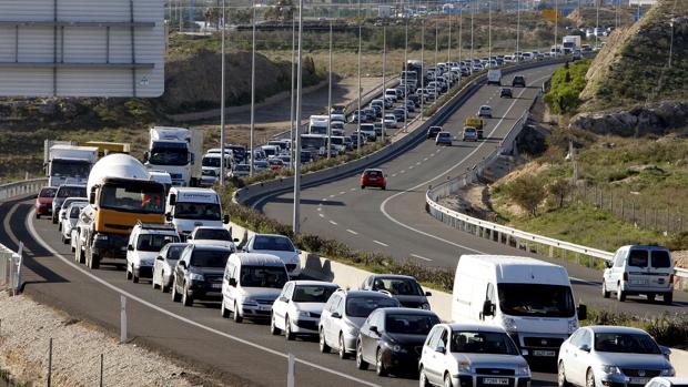 Imagen de archivo de vehículos circulando por una carretera de Alicante