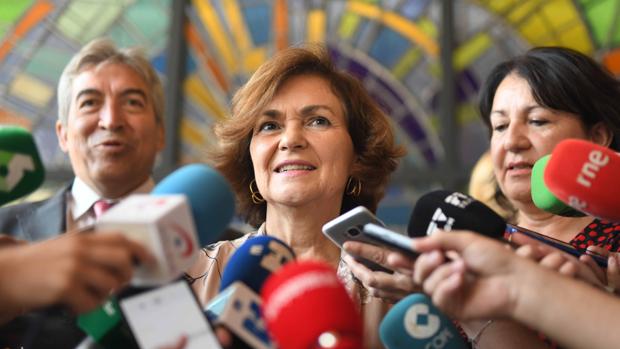 La vicepresidenta del Gobierno en funciones, Carmen Calvo, durante su declaración na los medios